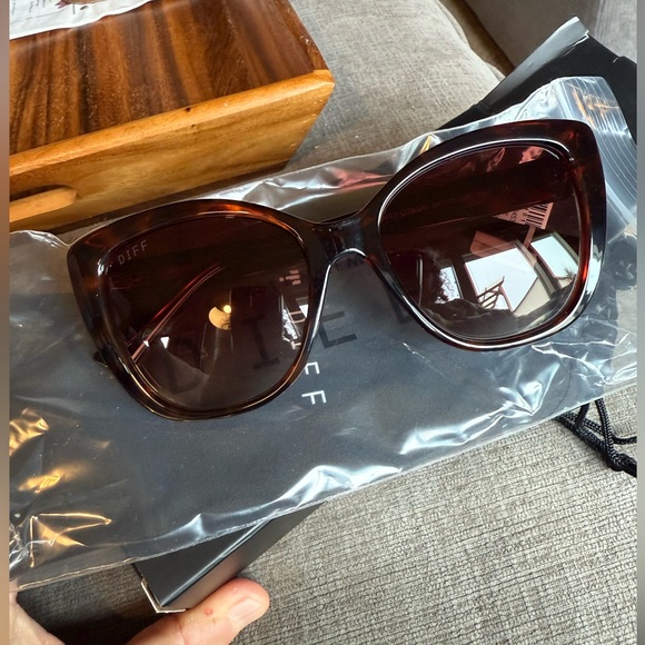 Diff Eyeware Rae Tortoise 54mm Sunglasses New - Picture 6 of 7